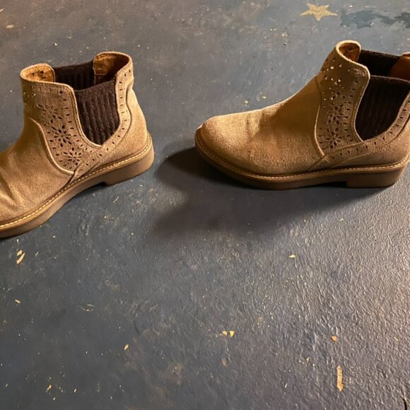 Raya Suede Boots by Comfortiva women's Chelsea boots size 6 beautiful cutouts - Picture 3 of 6